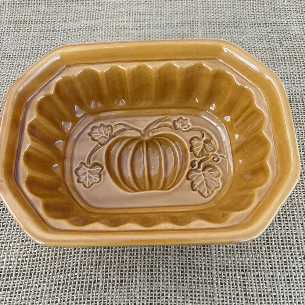 Crate & Barrel Ceramic Stoneware Pumpkin Cake Bread Baking Dish Gel Mold